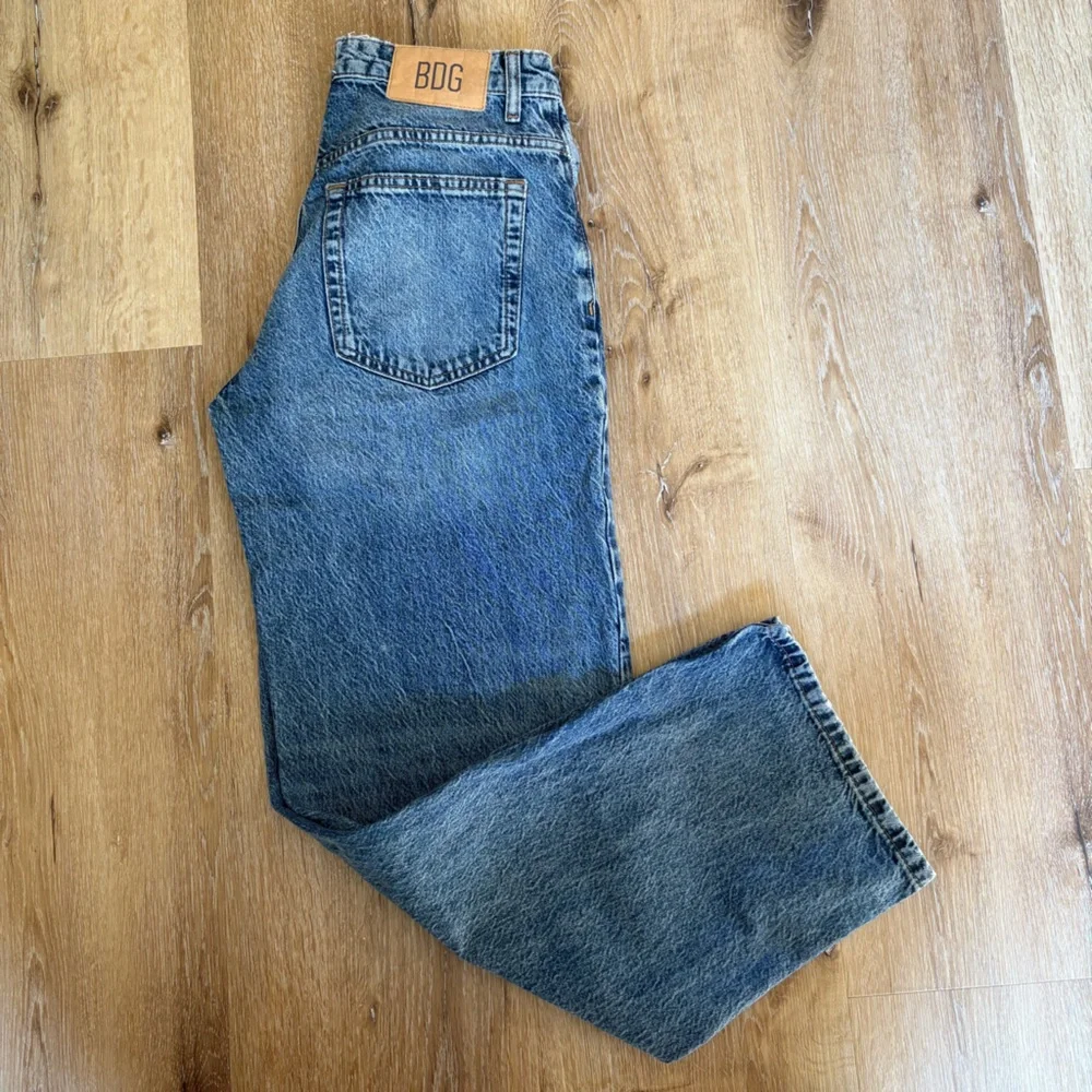 BDG Low-Rise Wide Leg Jean in medium wash